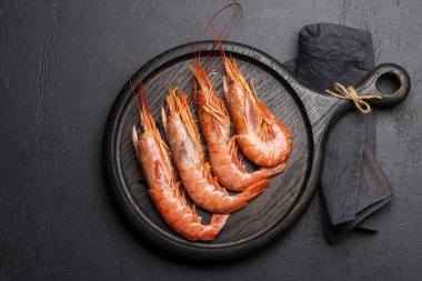 Langoustines gibi taze deniz ürünleri. Kopya alanı olan tahta tahta üzerinde düz uzandı