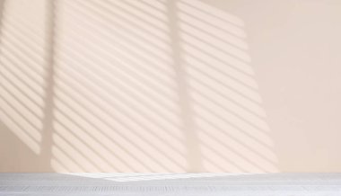 Tahta masa ve güneş ışığı duvarı, ürün modelleme arka plan şablonu
