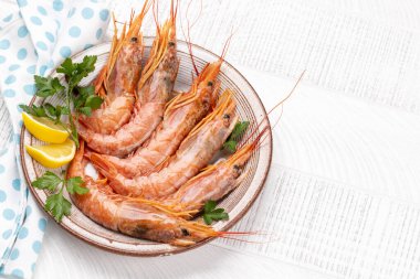 Langoustines gibi taze deniz ürünleri. Fotokopi alanı olan ahşap masanın üzerine yatıyordu.