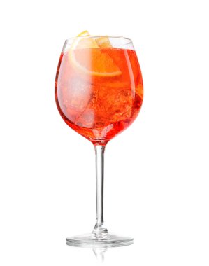 Beyaz üzerine izole edilmiş portakal dilimi ve buzlu Aperol sprey kokteyli.