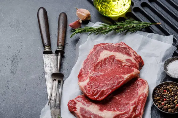 Rauwe Ribeye Steaks Met Hartige Kruiden Vlakke Plaat — Stockfoto