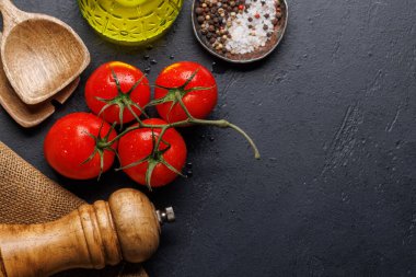 Baharatlar, zeytinyağı, yemek masasındaki malzemeler ve çatallar. Kopyalama alanı olan düz
