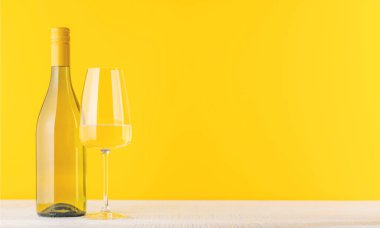 Kopyalama alanı olan beyaz şarap şişesi