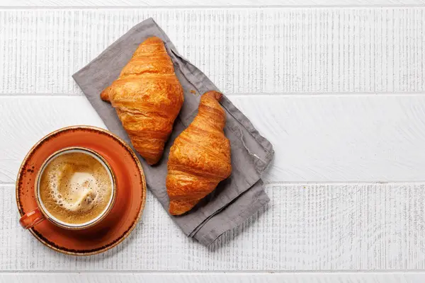 Cappuccino Kaffe Och Färska Croissanter Träbord Platt Liggplats Med Kopieringsutrymme — Stockfoto