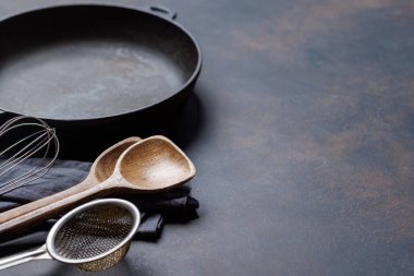 Mutfak malzemeleri: taş masadaki çeşitli mutfak aletleri. Kopyalama alanı ile