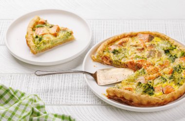 Somon ve brokolili ev yapımı taze balık turtası.