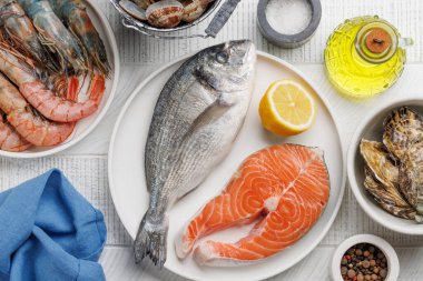 Deniz ürünleri tabağı, karides, somon, istiridye. Düz yatıyordu