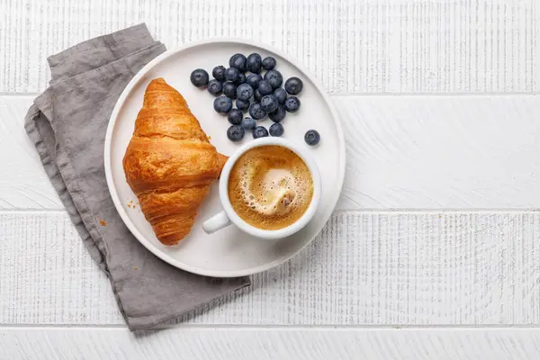 Café Cappuccino Croissant Frais Sur Table Bois Pose Plate Avec — Photo