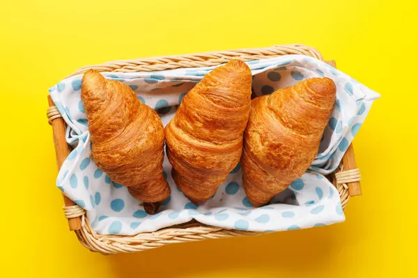 Croissants Frais Dans Panier Pose Plate — Photo