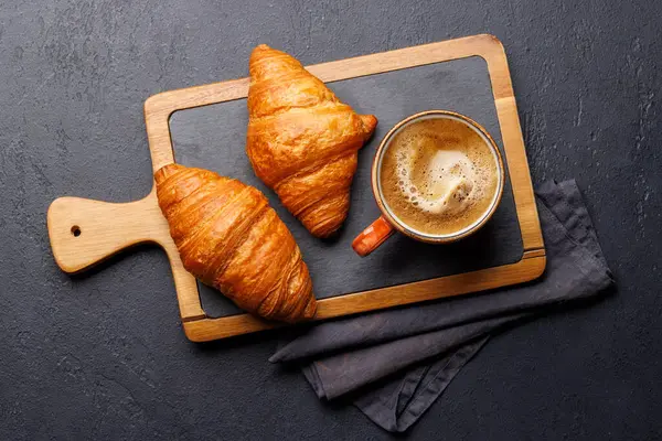 Cappuccino Koffie Verse Croissants Stenen Tafel Vlakke Plaat — Stockfoto