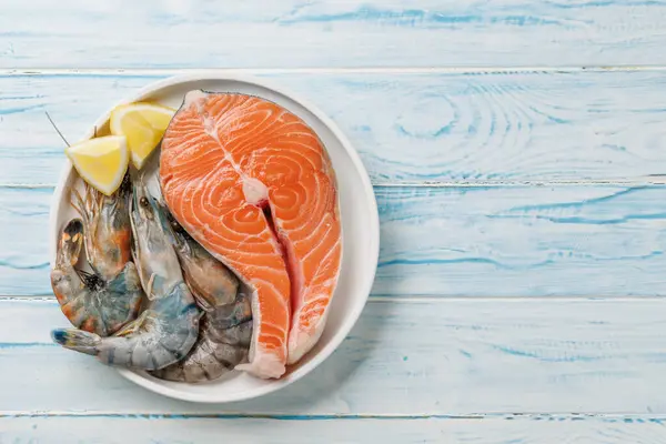 Seafood Platter Delight Shrimps Salmon Piso Con Espacio Copia Imágenes de stock libres de derechos