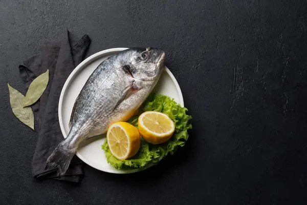 Frischer Dorado Fisch Fertig Zum Kochen Wohnung Lag Mit Kopierraum Stockbild