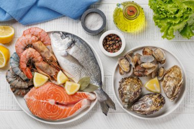 Deniz ürünleri tabağı, karides, somon, istiridye. Düz yatıyordu