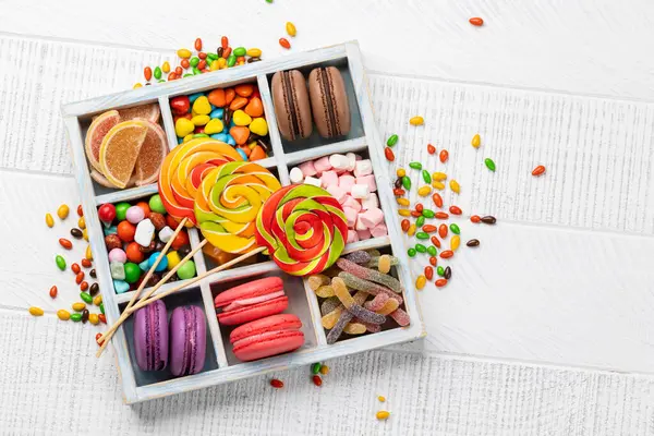 Varios Caramelos Coloridos Piruletas Macarrones Dulces Planos Caja Sobre Fondo —  Fotos de Stock