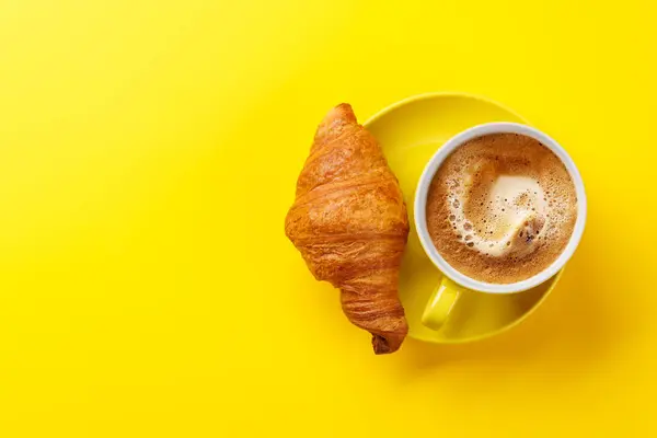 Caffè Cappuccino Croissant Fresco Posa Piatta Con Spazio Copia — Foto Stock
