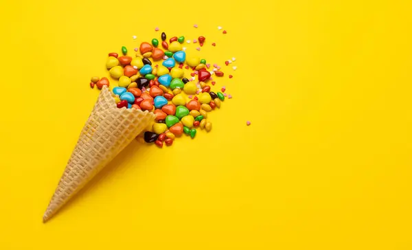 Verschiedene Bunte Bonbons Süßigkeiten Auf Gelbem Hintergrund Mit Kopierraum Stockfoto