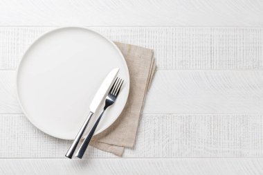 Boş tabak, çatal ve bıçak ahşap masaya, üstten kopya alanı görünümü