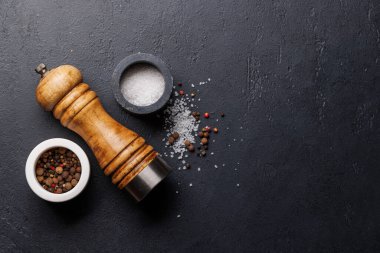 Baharatlar, zeytinyağı ve mutfak masasında mutfak aletleri. Kopyalama alanı olan düz