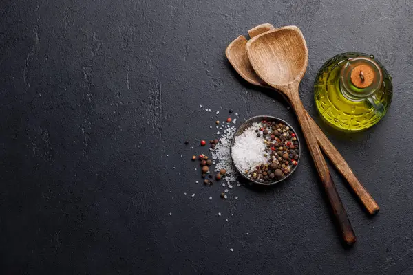 Gewürze Olivenöl Und Utensilien Auf Dem Kochtisch Wohnung Lag Mit Stockbild