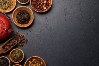 Tahta kaselere yerleştirilmiş çeşitli çaylardan oluşan bir koleksiyon. Kopyalama alanı olan düz