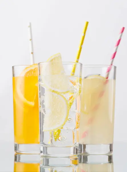 Verschiedene Limonade Mit Eis Gläsern Vor Grauem Hintergrund Stockbild