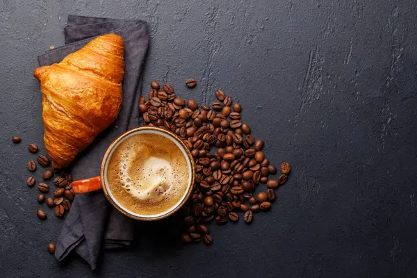 Cappuccino Kaffee Und Frisches Croissant Auf Einem Steintisch Wohnung Lag Stockbild