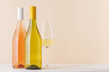 Masada kopyalanmış Rose ve Beyaz Şarap Şişeleri