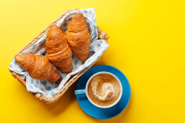 Caffè Cappuccino Croissant Freschi Posa Piatta Con Spazio Copia — Foto Stock
