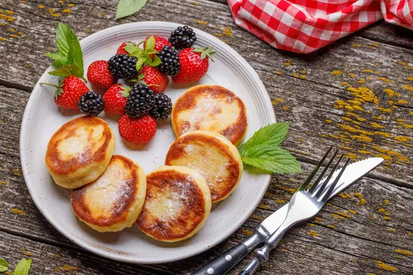 Cheese Pancakes Fresh Berries Flat Lay — Stock Photo, Image