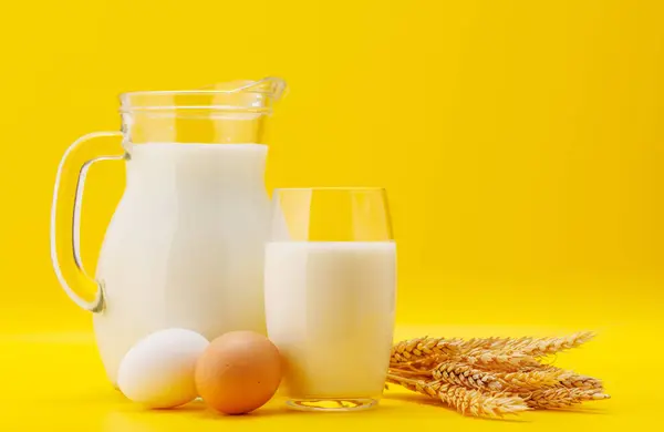 Krug Milch Mit Eiern Auf Gelbem Hintergrund Mit Kopierraum Stockfoto