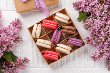 Kutuda renkli badem kurabiyeleri. Canlı renkler ve karşı konulmaz bir tatlılıkla sergileniyor.