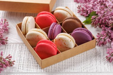 Kutuda renkli badem kurabiyeleri. Canlı renkler ve karşı konulmaz bir tatlılıkla sergileniyor.