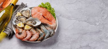 Deniz ürünleri tabağı, karides, somon, istiridye. Kopyalama alanı ile