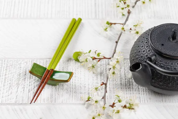 Bord Utsmykket Med Kirsebærblomst Gren Spisepinner Epigliserende Japansk Matkultur stockbilde