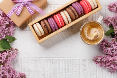 Kutuda renkli badem kurabiyeleri, canlı renkler ve fotokopi uzayı ile karşı konulmaz bir tatlılıkla sergileniyor.