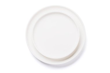 Beyaz arka planda izole edilmiş boş beyaz plakalar. Düz yatıyordu