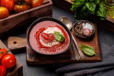 Ev yapımı soğuk domates çorbası.