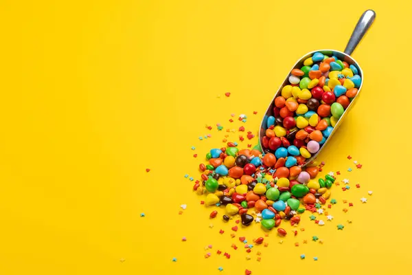Çeşitli Renkli Şekerler Lolipoplar Fotokopi Alanı Ile Sarı Arkaplan Üzerinde Telifsiz Stok Fotoğraflar
