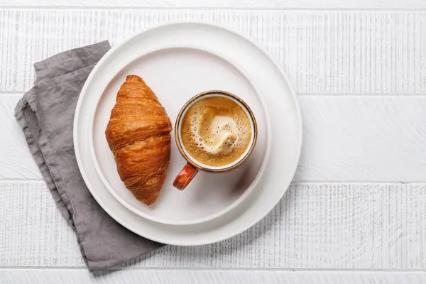 Cappuccino Kaffe Fersk Croissant Trebordet Flat Legging Med Kopieringsplass stockbilde