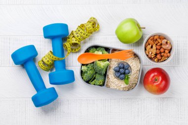 Sağlıklı yiyecek ve spor malzemeleri. Düz yatıyordu