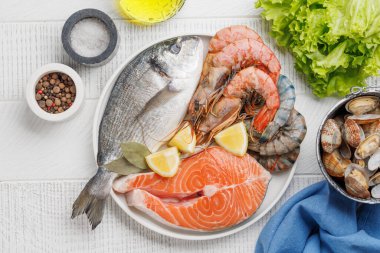 Deniz ürünleri tabağı, karides, somon, istiridye. Düz yatıyordu