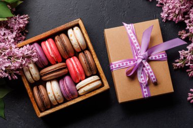 Kutuda renkli badem kurabiyeleri. Canlı renkler ve karşı konulmaz bir tatlılıkla sergileniyor.