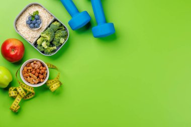 Sağlıklı yiyecek ve spor malzemeleri. Kopyalama alanı olan düz
