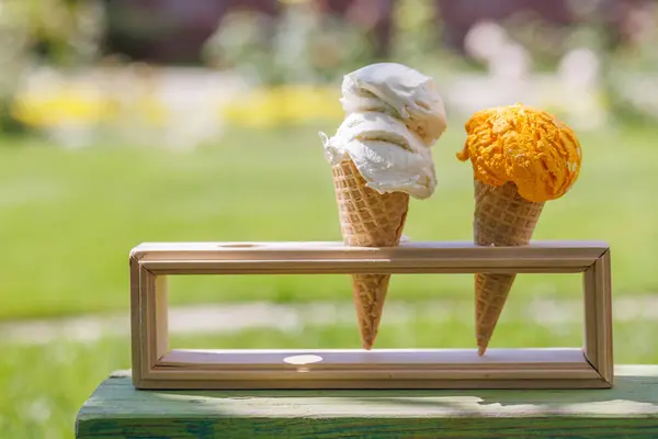 ワッフルコーンの中のさわやかなアイスクリームは ピリッとしたレモン風味のヒントで扱います ストック写真
