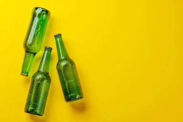 黄色の背景にビールボトル コピースペースとフラットレイ ロイヤリティフリーのストック画像