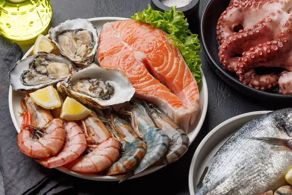 ความส ขจานอาหารทะเล ปลาแซลมอน หอยนางรม Galore ภาพถ่ายสต็อกที่ปลอดค่าลิขสิทธิ์