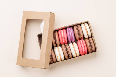 Hediye kutusunda renkli kurabiyeler. Üst görünüm