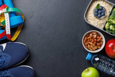 Sağlıklı yiyecek ve spor malzemeleri. Kopyalama alanı olan düz