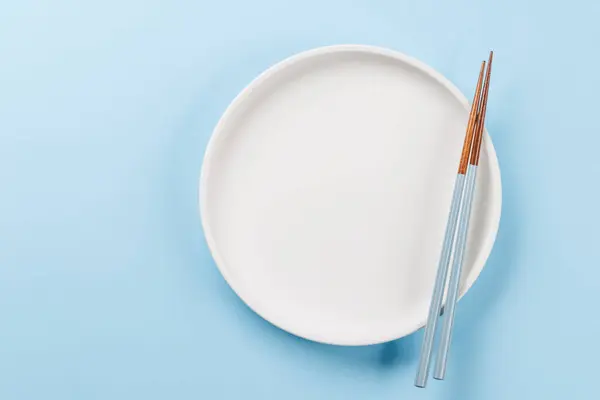 접시와 젓가락이있는 테이블 문화를 대표하여 충분한 공간을 스톡 사진