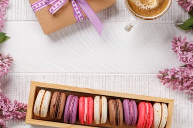 Kutuda renkli badem kurabiyeleri, canlı renkler ve fotokopi uzayı ile karşı konulmaz bir tatlılıkla sergileniyor.